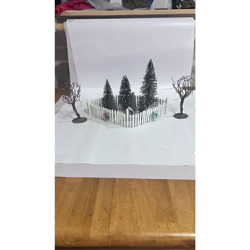 LEMAX CHRISTMAS VILLAGE CHRISTMAS TREES LOT OF 8 WITH FENCE HOLIDAY TIME